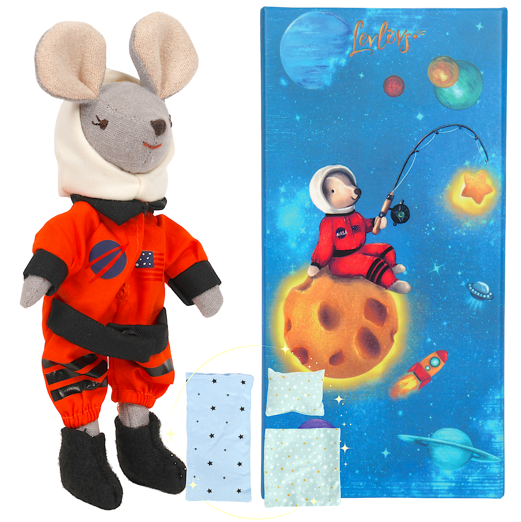 Astronaut Mouse in a Box with the bedding