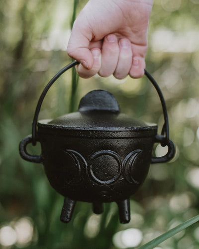 Cast Iron Cauldron with Lid and Handle for Potions